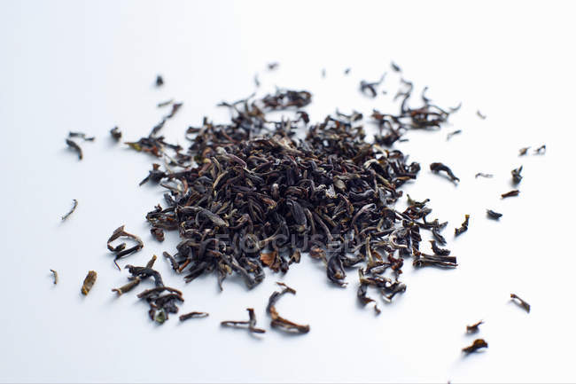 Palo di foglie di tè su bianco — Foto stock