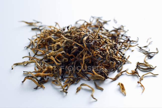 Teeblätter stapeln sich auf weiß — Stockfoto