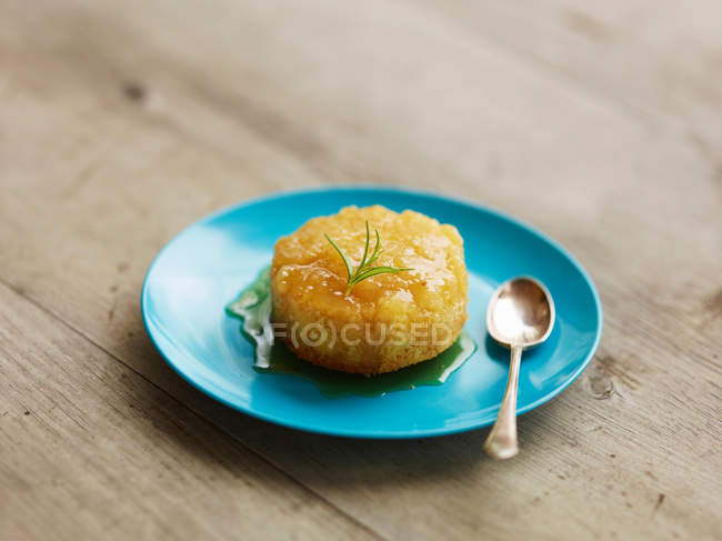 Frutta al forno con erba sul piatto — Foto stock