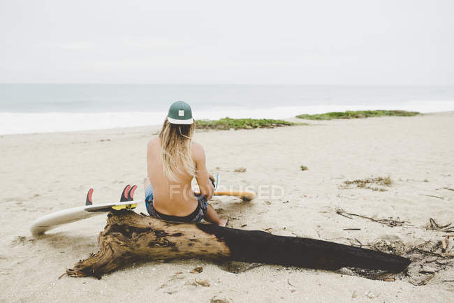 Surfista australiano com prancha de surf, Bacocho, Puerto Escondido, México — Fotografia de Stock