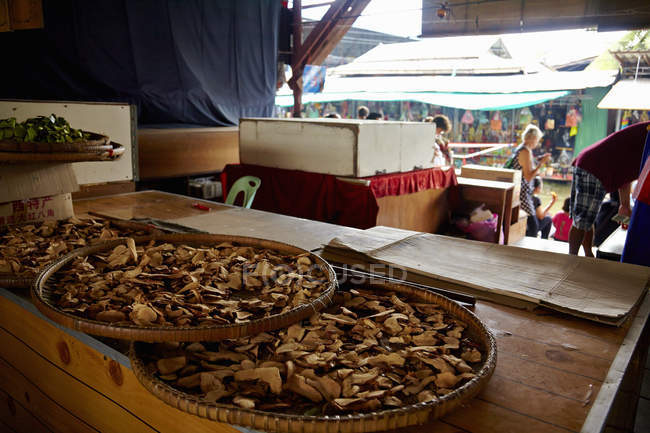 Comida fresca em market stall, Rachaburi, Tailândia — Fotografia de Stock