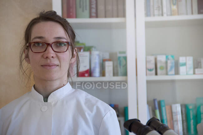 Retrato de cientista feminina usando óculos — Fotografia de Stock