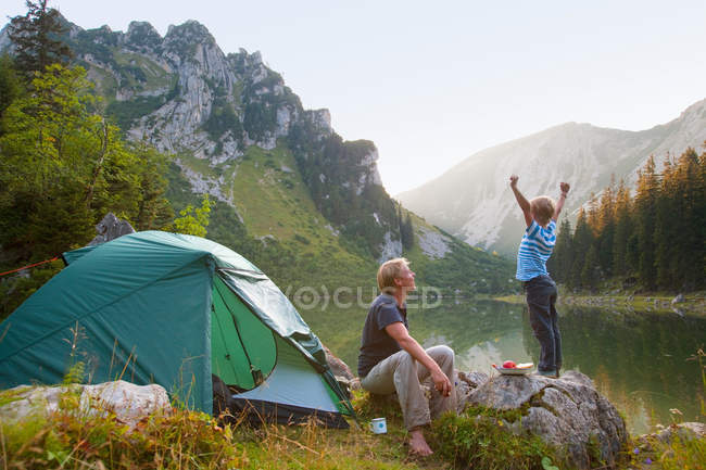 Padre e figlio si rilassano al campeggio — Foto stock