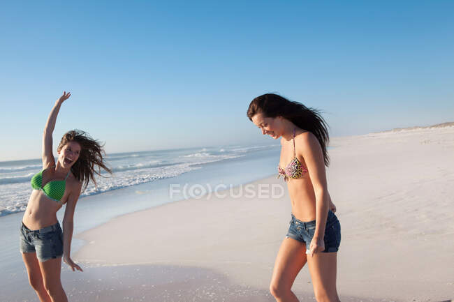 Due ragazze sulla spiaggia — Foto stock