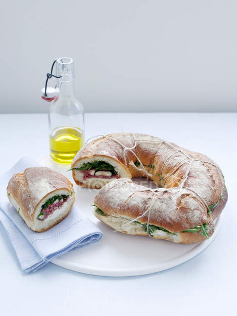 Loaf with fig and ricotta rocket on plate — Stock Photo