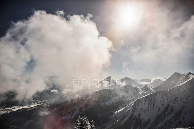 Montanhas em paisagem nevada — Fotografia de Stock