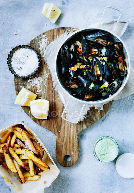 Platter of steamed mussels and fries — Stock Photo