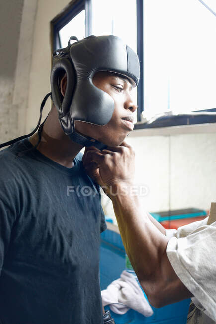Boxer trägt Helm im Fitnessstudio — Stockfoto