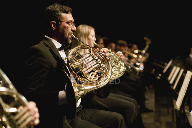 Cornistes français dans l'orchestre — Photo de stock