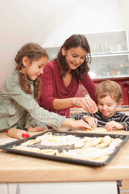 Madre e bambini che cucinano insieme — Foto stock