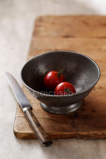 Due pomodorini in ciotola — Foto stock