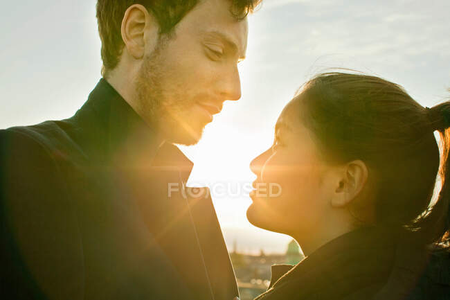 Looking each other deep in the eyes — Stock Photo