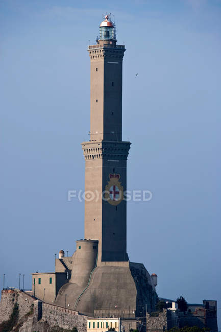 Vista de baixo ângulo da torre de vigia no litoral durante o dia — Fotografia de Stock