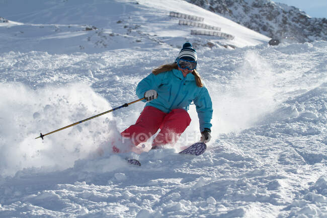 Mujer esquiando en Kuhtai, Tirol, Austria - foto de stock
