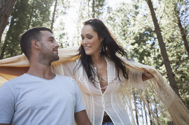 Jeune couple en forêt — Photo de stock