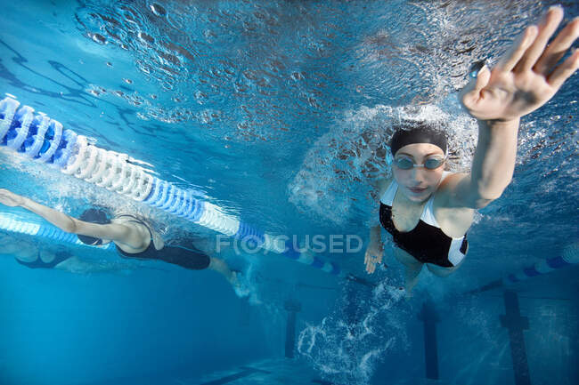 Swimmers racing in pool — Stock Photo