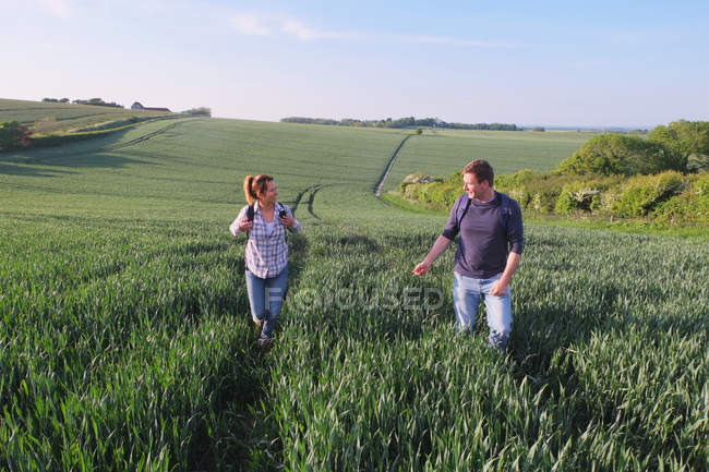 Paar wandert in Feld — Stockfoto