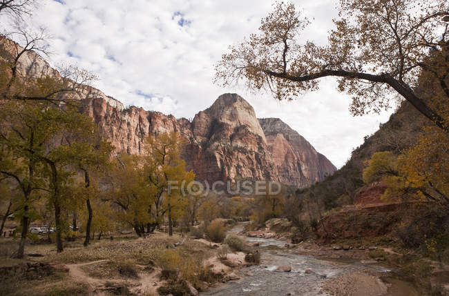Mountains and river in autumn — Stock Photo
