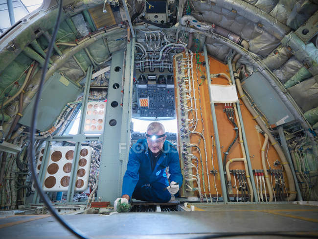 Ingegnere aeronautico che lavora all'interno di 737 aerei a reazione — Foto stock