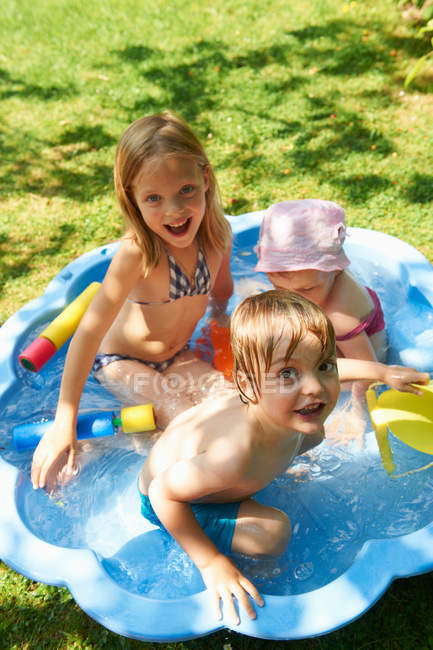 Niños jugando en piscina infantil - foto de stock