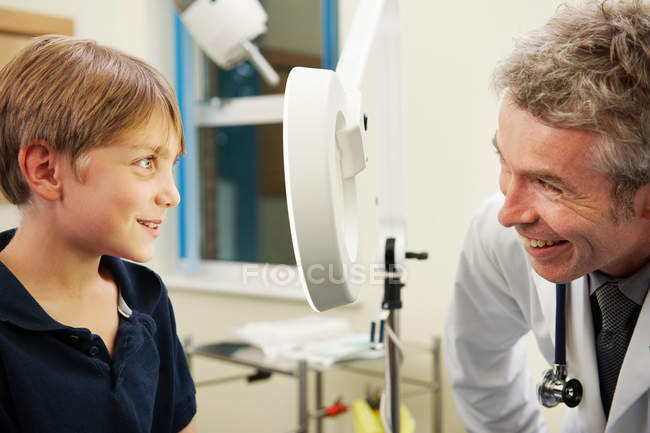 Doctor and young boy — Stock Photo