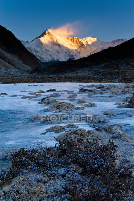 Mountains overlooking frozen valley — Stock Photo