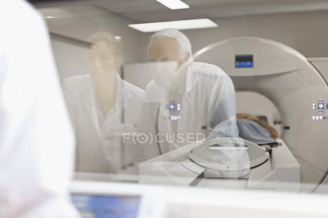 Doctors operating CT scanner in hospital — Stock Photo