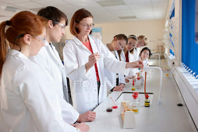 Estudiantes y profesores en laboratorio de química - foto de stock