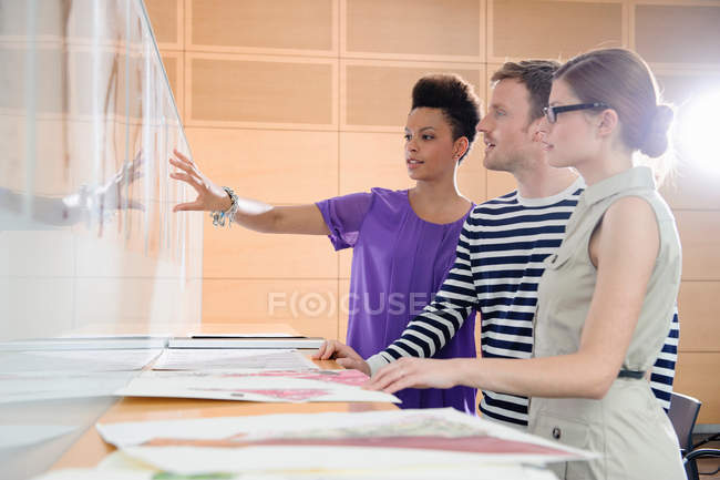 Geschäftsleute reden im Büro — Stockfoto