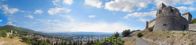 Vista su Forte Roca sopra Assisi — Foto stock