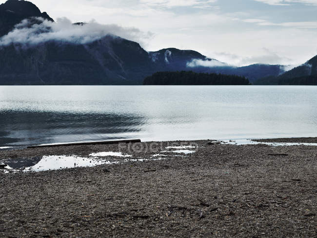 Montanhas e lago imóvel — Fotografia de Stock