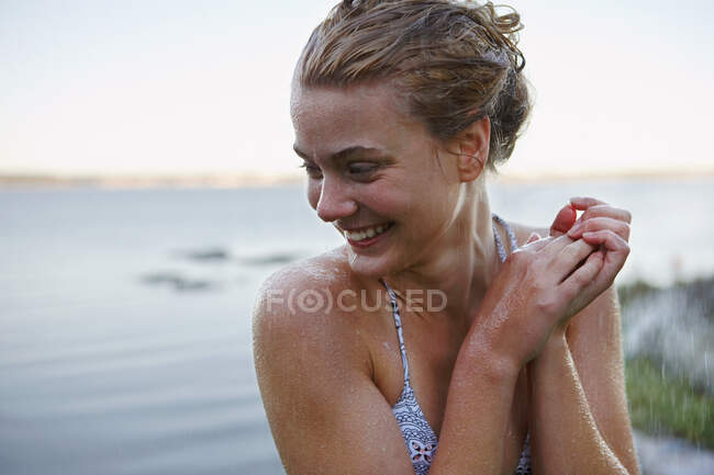 Giovane donna sotto la pioggia indossa bikini — Foto stock