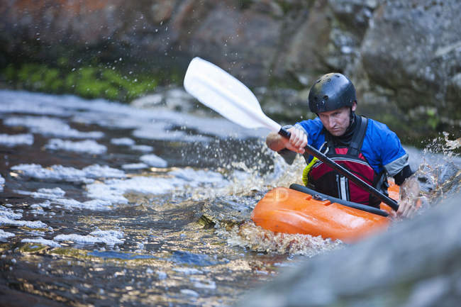 Metà uomo adulto kayak sulle rapide del fiume — Foto stock