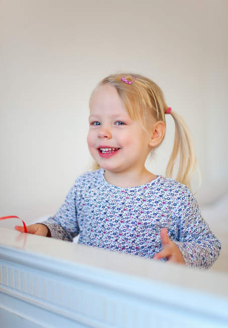 Sorrindo menina vestindo pigtail — Fotografia de Stock