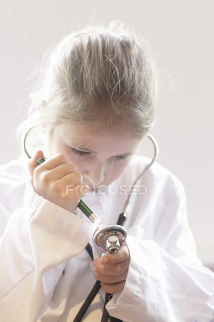 Дівчина грає з лікарем зі стетоскопом — стокове фото