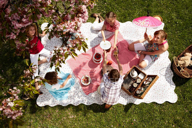 Children having picnic in countryside — Stock Photo