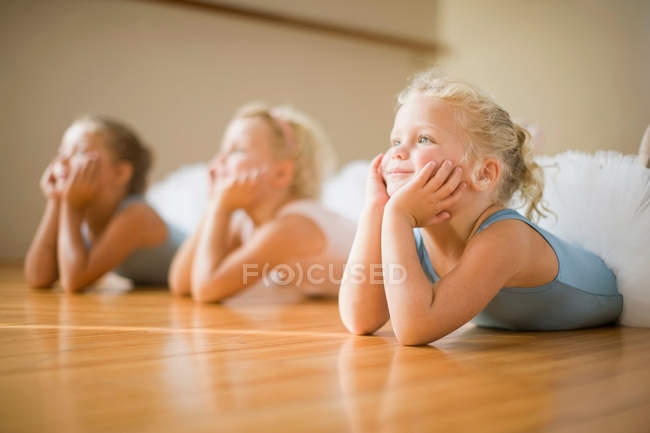 Mädchen auf dem Boden liegend — Stockfoto