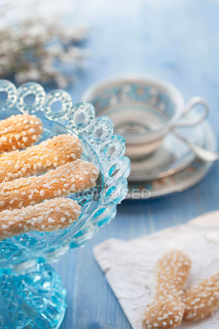 Thé et biscuits sur la table — Photo de stock