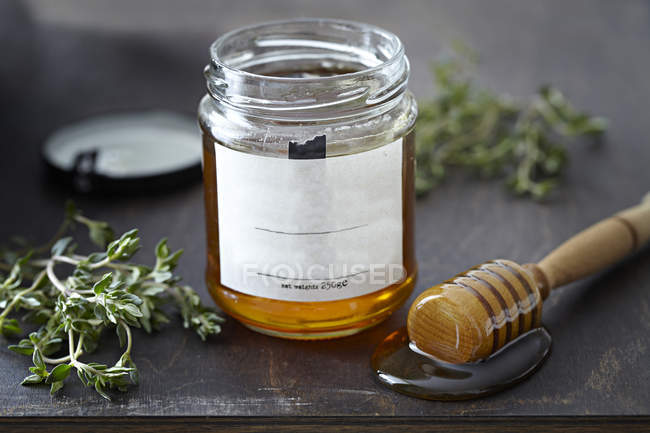 Glas Honig mit Kräutern — Stockfoto