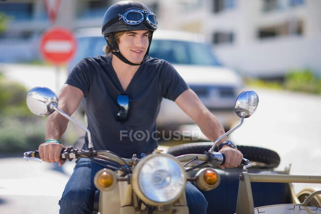 Giovane uomo a cavallo di una moto — Foto stock