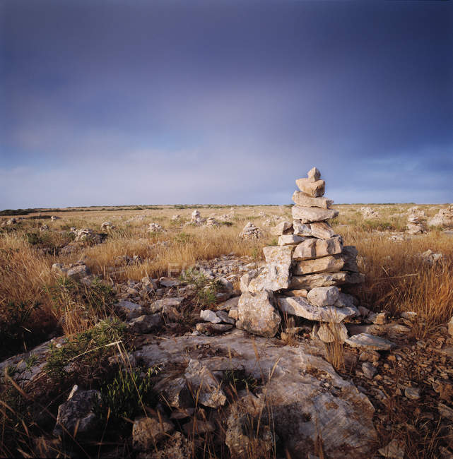 Pyramide de pierres dans un champ rocheux — Photo de stock