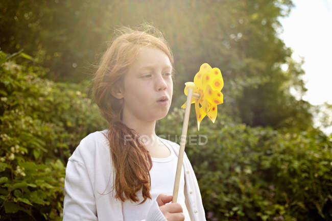 Дівчинка, граючи з Вертушка на відкритому повітрі — стокове фото