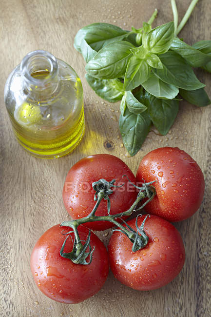 Tomates à l'huile d'olive et basilic — Photo de stock