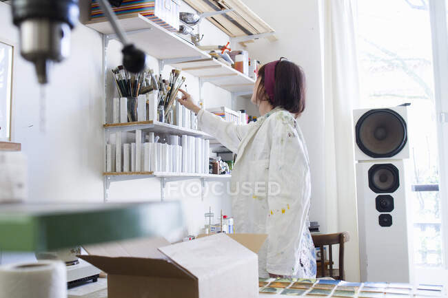 Artist working in studio — Stock Photo