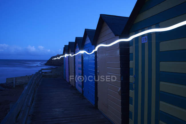 Rangée de cabanes de plage colorées — Photo de stock