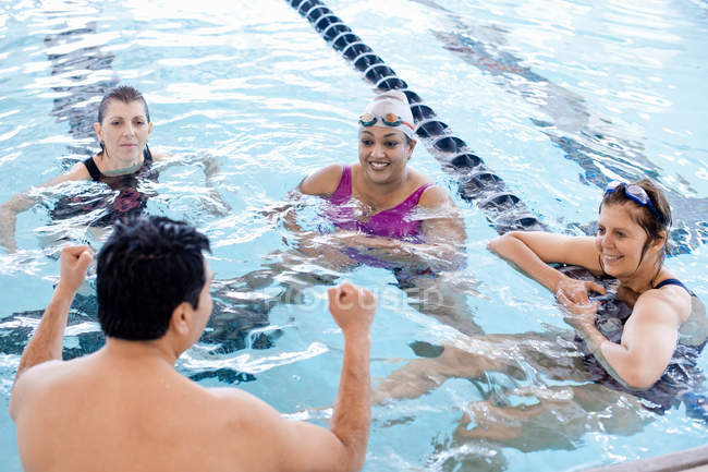 Menschen entspannen sich im Schwimmbad — Stockfoto