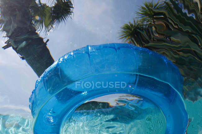 Синій внутрішня трубка переглядали від під водою — стокове фото