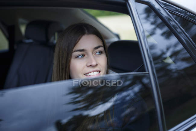 Portrait de jeune femme à l'intérieur de la voiture — Photo de stock