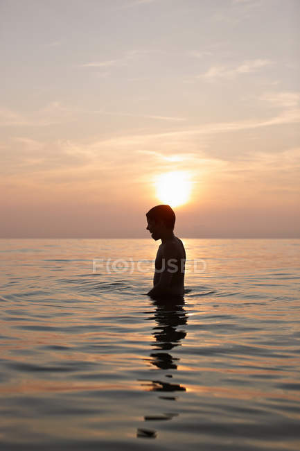 Хлопчик-підліток стоїть у воді — стокове фото