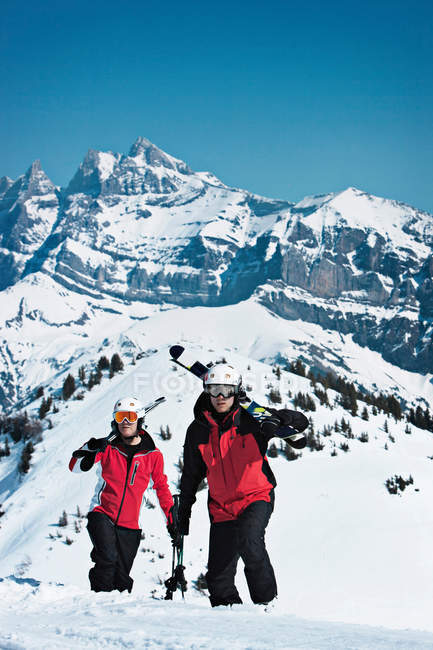Гірськолижники сходження сніжної гори — стокове фото